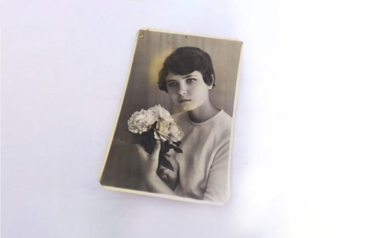 Притискаю до серця твою фотокартку